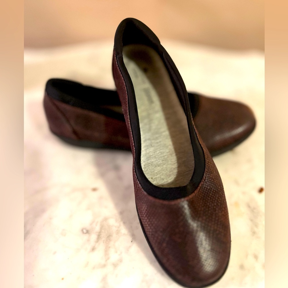 EUC Clarks Cloudsteppers Wine Burgundy Snakeskin Ballet Flats sz 9